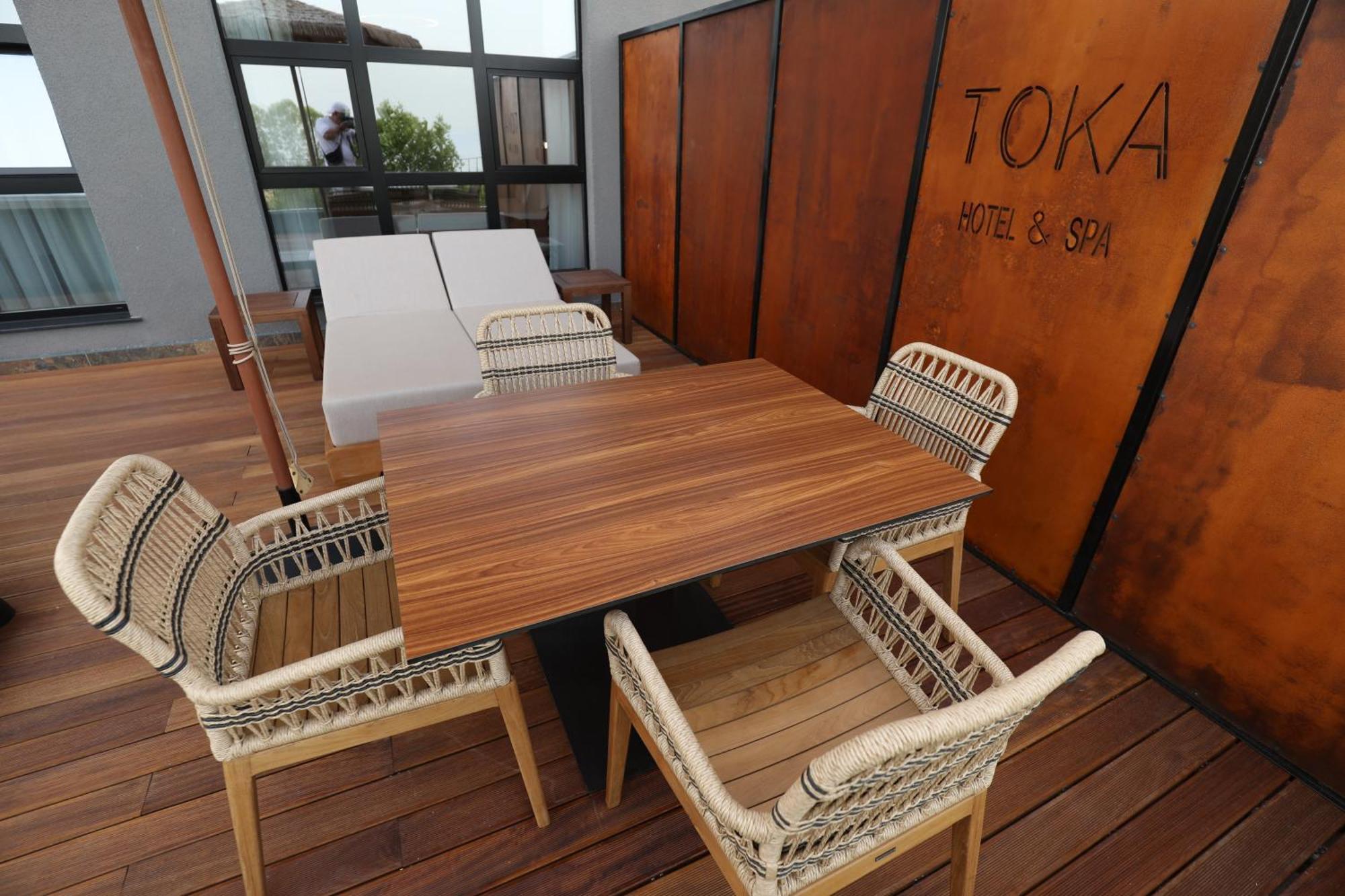 Toka Hotel Restaurant Udenisht Extérieur photo