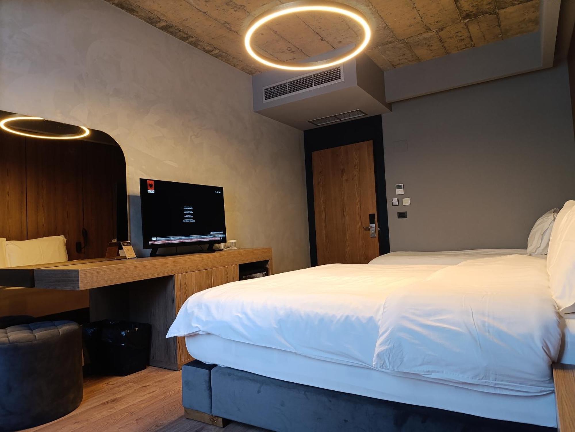 Toka Hotel Restaurant Udenisht Extérieur photo
